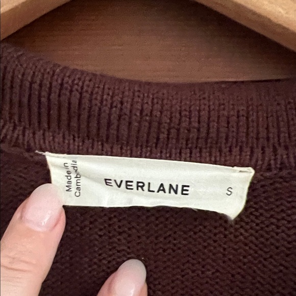 Everlane Women's Deep Red V-Neck Sweater - Picture 2 of 4